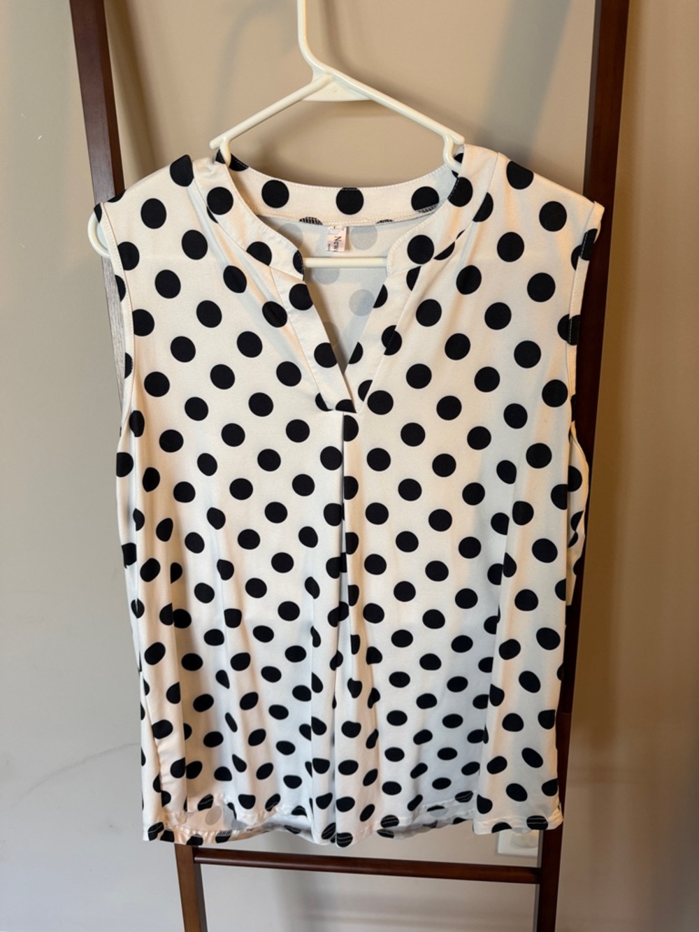 Sleeveless Polka Dot V-Neck Women's Top - Black & White